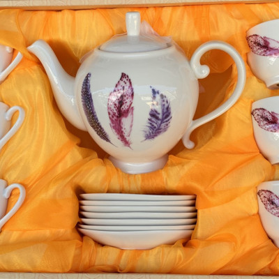 Bộ ấm chén pha trà sứ trắng họa tiết lông vũ tím