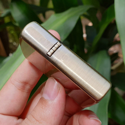 Vỏ Hột Quẹt Bật Lửa Xăng Đá Zorro Ốp Gỗ Z85914 Họa Tiết Hình Cây Đàn Màu Nâu - Dùng Xăng Bấc Đá Cao Cấp