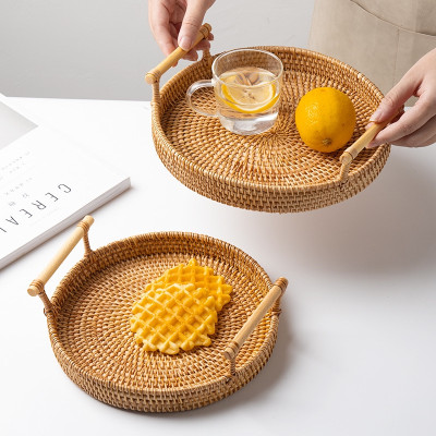 Khay mây hình tròn có tay cầm đựng bánh mì bánh kẹo trái cây làm decor