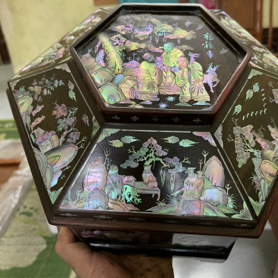 Tráp lục lăng khảm ốc xà cừ bằng gỗ trắc đỏ đen kt mặt rộng 30 ,cao 18cm