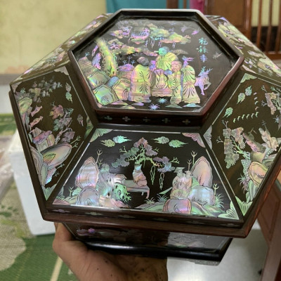 Tráp lục lăng khảm ốc xà cừ bằng gỗ trắc đỏ đen kt mặt rộng 30 ,cao 18cm