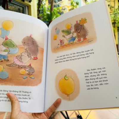 (Bộ 2 cuốn) THÀNH PHỐ VUI VẺ: Các Động Vật Mê Chơi Điện Thoại, Các Động Vật Không Dễ Thương Mở Tiệc – Tôn Dục, Chung Úc – NXB Kim Đồng