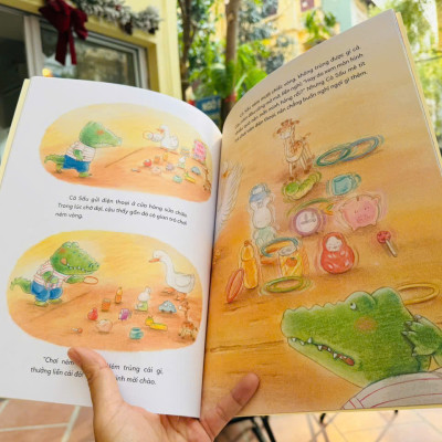 (Bộ 2 cuốn) THÀNH PHỐ VUI VẺ: Các Động Vật Mê Chơi Điện Thoại, Các Động Vật Không Dễ Thương Mở Tiệc – Tôn Dục, Chung Úc – NXB Kim Đồng