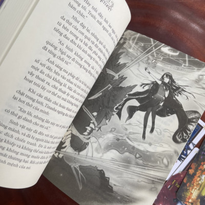 (Bản đặc biệt tặng poster có kèm ống gỗ vận chuyển, postcard, 2 thẻ nhựa, bookmark) UNNAMED MEMORY – HỒI ỨC KHÔNG TÊN – Nguyệt Lam phù thuỷ và hoàng tử bị nguyền rủa - Kuji Furumiya – Nguyễn Thị Thu Hằng dịch – Thái Hà books – NXB Hà Nội