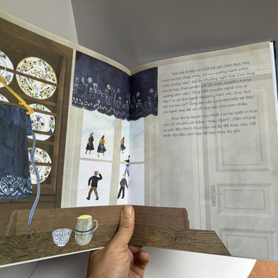 (Bìa cứng In màu toàn bộ) CÔNG XƯỞNG XANH CỦA APOLENKA - Romana Košutková - San Hô Books