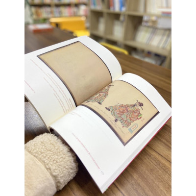 Nghệ Thuật Minh Họa Áo Mũ Thời Nguyễn Đầu Thế Kỷ XX  - Bản Quyền