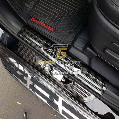 BỘ SẢN PHẨM Nẹp bước chân và ốp chống trầy cốp Hyundai Santafe 2021 - Mẫu vân Carbon