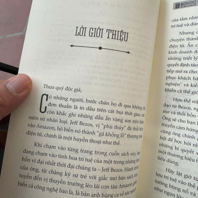JEFF BEZOS: Gã "Phù Thủy" Ngành Thương Mại Điện Tử - The Gurus - Chuyên gia Nguyễn Hoàng Phương Hiệu đính - Bizbooks