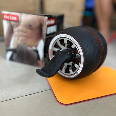 Con lăn tập cơ bụng AB Carver Pro kèm thảm kê gối tiện dụng, có lò xo đàn hồi giúp việc tập luyện trở lên dễ dàng hơn.