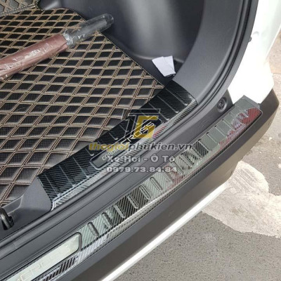 Bộ ốp chống trầy bậc cốp Toyota Corolla Cross 2020 vân Carbon