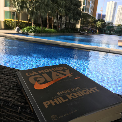 Sách Kinh Tế: Gã Nghiện Giày - Tự Truyện Của Nhà Sáng Lập NIKE (Tái Bản 2019) - (Cuốn Sách Truyền Cảm Hứng / Câu Chuyện Xây Dựng Thương Hiệu) - Tặng Kèm Postcard Greenlife