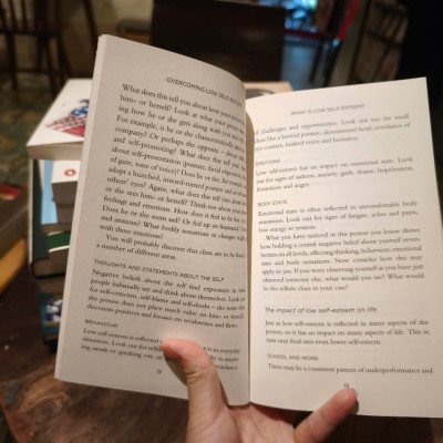 Sách - Overcoming Low Self-Esteem: A Self-Help Guide Using Cognitive Behavioural Techniques by Melanie Fennell