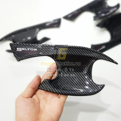 Bộ ốp tay nắm cửa, hõm cửa xe KIA Seltos 2020 vân Carbon