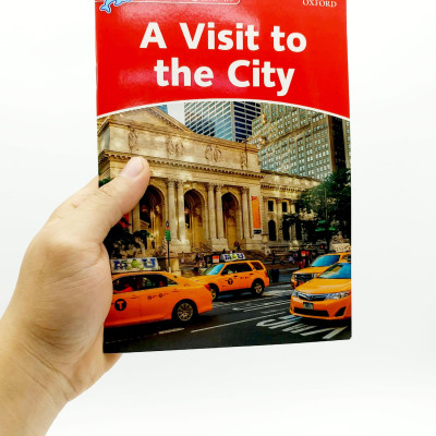 Dolphin Readers Level 2: A Visit To The City