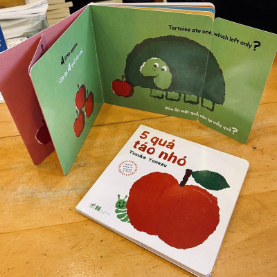 Sách - Sách lật tương tác song ngữ 0-3 tuổi: 5 quả táo nhỏ (TB 2021)