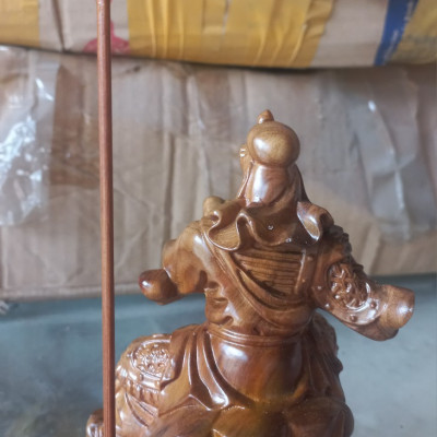 Tượng quan công đọc sách bằng gỗ bách xanh kt cao 15×10×5cm