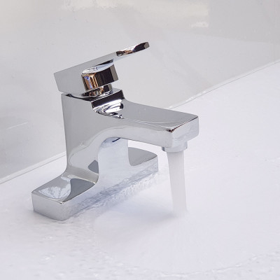 Vòi Lavabo nóng lạnh 2 chân Đồng mạ Chrome Eurolife EL-DAISY 03 (Trắng bạc)