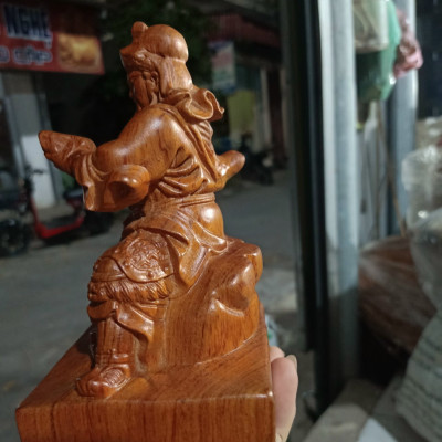 Tượng quan công đọc sách bằng gỗ hương đá kt cao 15×8×10cm
