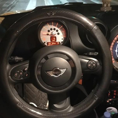 Bọc vô lăng TTAUTO cho xe ô tô chất liệu da vân carbon cao cấp có logo MINI COOPER (Đen)