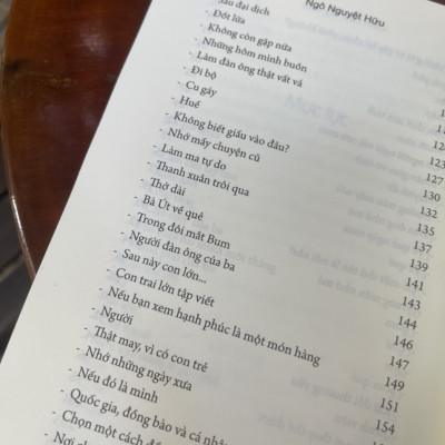 CẦM BÀN TAY CON - Ngô Nguyệt Hữu – NXB Văn Học – bìa mềm