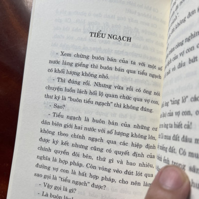 [tuyển tập báo chí bút chiến HỮU THỌ] QUÉT CẦU THANG – tiểu phẩm báo chí – NXB CTQG Sự Thật