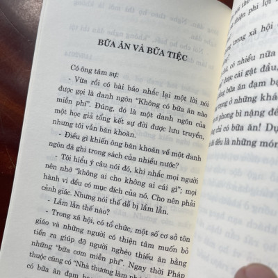 [tuyển tập báo chí bút chiến HỮU THỌ] QUÉT CẦU THANG – tiểu phẩm báo chí – NXB CTQG Sự Thật