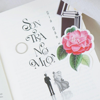 Sơn Trà Nở Muộn - Tặng Kèm 1 Bookmark Hoa Sơn Trà + 1 Bookmark Chiếc Bật Lửa + 1 Postcard