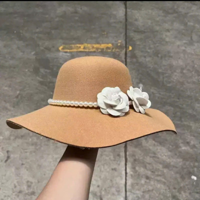 Nón mũ nỉ rộng vành Fedora kết 2 hoa voan kiếng phối đai ngọc trai nhân tạo dona25070101