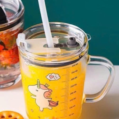 Cốc pha sữa, uống nước thủy tinh 400ml chia vạch cho bé có ống hút và nấp đậy chống tràn cho bé (mẫu ngẫu nhiên) - HENRYSA