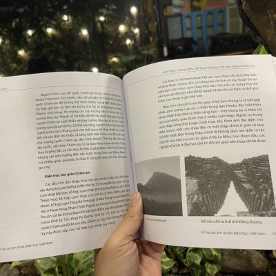 SỔ TAY DU LỊCH DI SẢN KIẾN TRÚC VIỆT NAM - TOMODA HIROMICHI - Việt Nguyễn, Khánh Huyền dịch - NXB Xây dựng - Bìa mềm