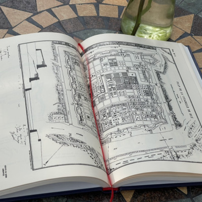 (Bìa cứng, in màu-giấy HC 100) TUYỂN TẬP ĐỒ BẢN VÀ ĐỊA DANH KINH THÀNH HUẾ – H. Cosserat & L. Cadière – MaiHaBooks