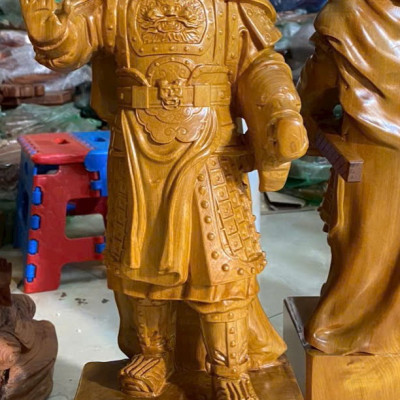 Tượng vua Quang Trung bằng gỗ bách xanh thơm nức cao 40x13x11cm 