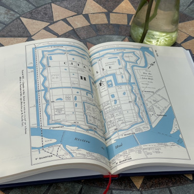 (Bìa cứng, in màu-giấy HC 100) TUYỂN TẬP ĐỒ BẢN VÀ ĐỊA DANH KINH THÀNH HUẾ – H. Cosserat & L. Cadière – MaiHaBooks