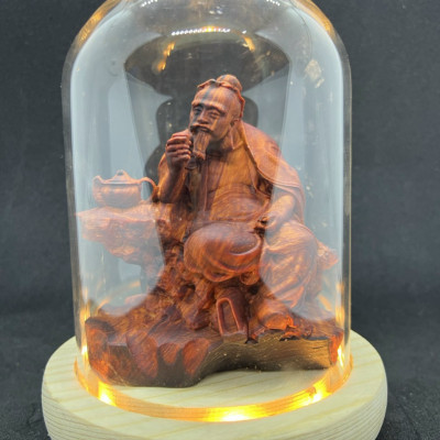 Combo Tượng ông thần trà bằng gỗ trắc đỏ đen kt 10×9×5,5cm + thêm chân đế và lồng kính đủ bộ  