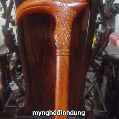 Gậy batong khắc đầu đại bàng bằng gỗ hương đẹp long lanh dài 90x3cm