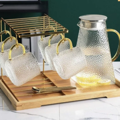 BỘ BÌNH ĐỤNG NƯỚC UỐNG THỦY RINH ĐÁY VUÔNG VÂN DẬP NỔI KÈM 6 CỐC BẦU, KHAY VÀ GIÁ TREO CỐC -VD107