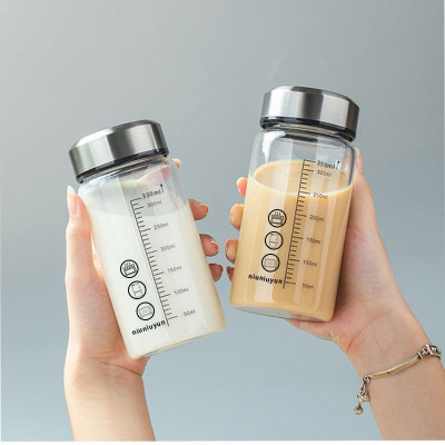 Bình Nước Sữa Thủy Tinh 350ml Nắp Inox Di Động Ăn Sáng Cà Phê Nước Ép Trà Sữa Chia Vạch Tặng Kèm Túi Giao Màu Ngẫu Nhiên