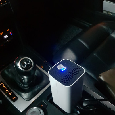 Máy Lọc Không Khí Ô Tô Thụy Sỹ Boneco P50 Khuếch Tán Tinh Dầu Thơm, Tạo Ion Âm Lọc Bụi, Khử Mùi Oto Cũ Mới, Dùng Cho Xe Hơi/Xe Đẩy Em Bé/Bàn Làm Việc - Hàng Chính Hãng