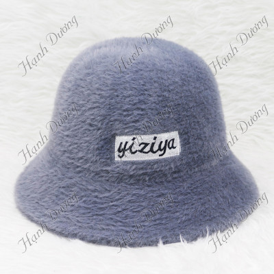 Mũ lông xù vành cúp thêu chữ Yiziya, vành rộng 5cm, chất liệu xù mềm mại thời trang