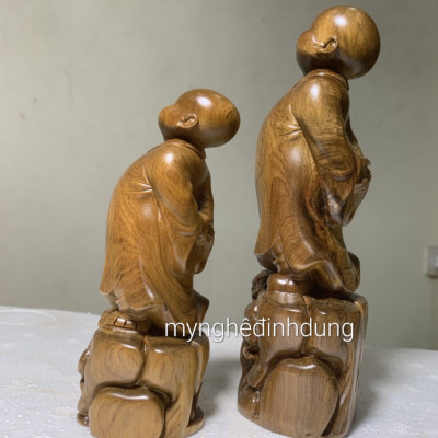 TƯỢNG TÙY DUYÊN BẰNG GỖ BÁCH XANH KT 15X6X5CM