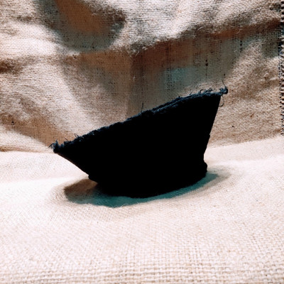 Nón tai bèo Đen tua rua cùng nàng nổi loạn,nổi loạn xong dùng nón đi bán vé số.