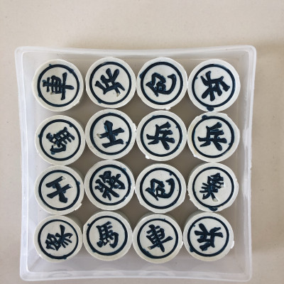 Bộ cờ tướng kèm bàn giấy tiện lợi, thích hợp mang đi linh hoạt trong sử dụng, quân cờ chắc chắn, bỏ hộp tiện lợi