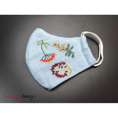 Khẩu trang vải thêu tay.