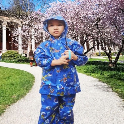 Bộ áo mưa cho bé trai và bé gái từ 9 - 10 tuổi - Áo mưa vải dù nhẹ , gọn chống thấm , kèm túi đựng xinh xắn ,giao màu ngẫu nhiên