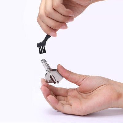 ( Hàng Cao Cấp ) Máy Cắt Tỉa Lông Mũi Thép Không Rỉ , Nhỏ Gọn Tiện Dụng , Dễ Dàng Vệ Sinh ( tặng bộ chổi vệ sinh nội địa nhật mini )