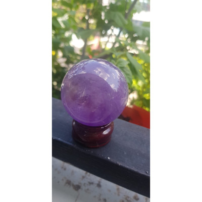 Trái Bi Phong Thủy Đá Thạch Anh Tím tự nhiên đậm tươi nhỏ vừa đế gỗ để bàn size cao 8cm x đk 6cm có tên khoa học amethyst hợp Anh Chị mệnh Hỏa và Thổ đặt trên bàn làm việc, nhà, công ty hướng Đông hoặc hướng Nam giúp cân bằng nội tâm, đem lại bình an ạ