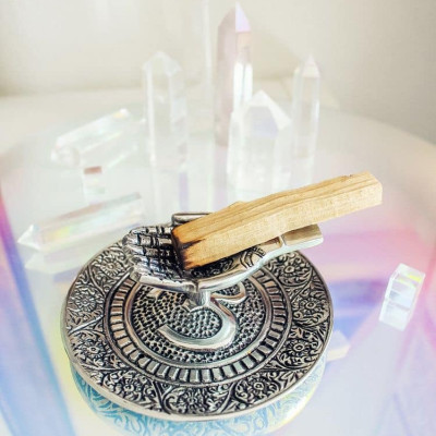 Sét 1 bó lá xô thơm trắng white sage hoa xanh 10cm và 1 thanh gỗ palo santo trắc xanh 5-6gr Combo06