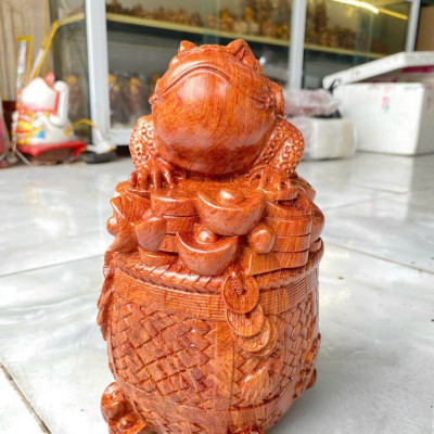 Tượng thiềm thừ trấn thùng vàng  phong thủy hút tài lộc bằng gỗ hương đá kt 25×15×14cm 