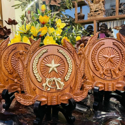 Huy hiệu công an nhân dân trạm khắc bằng gỗ hương đá 