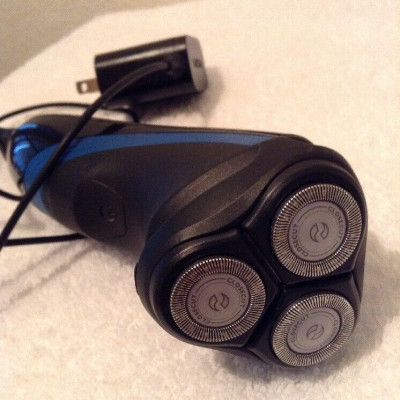 Máy cạo râu ba lưỡi tròn khô và ướt 2 trong 1 Philips Norelco S1560/81 Shaver 2100, thiết kế cả lưỡi cạo thẳng phần lưng máy- Hàng chính hãng